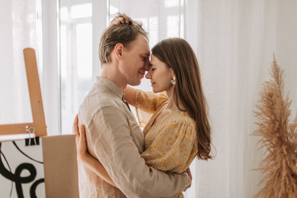 Pareja abrazada frente a frente con ternura